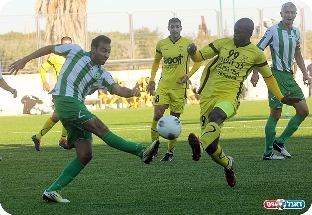 דוס סנטוס, ייעדר לפחות חודשיים (צילום: לירן דורף)